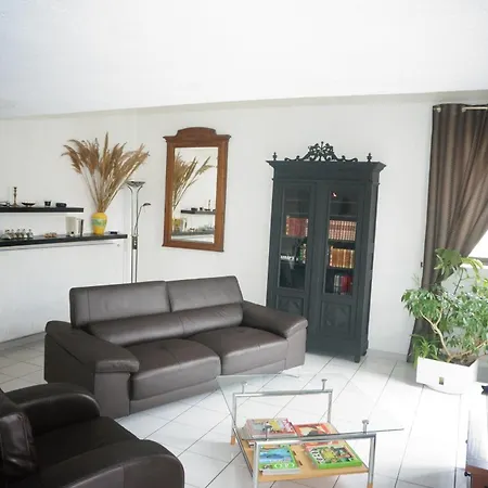 Lacour Apartment *